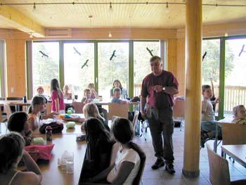Klaus Wolfrum hlt eine Vortrag im Schulungsraum